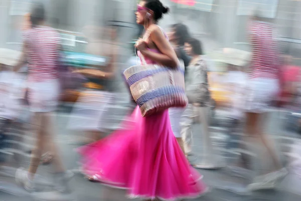 Pessoas que fazem compras na cidade — Fotografia de Stock