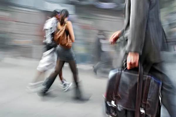 Liike hämärtynyt liikemiehet kävely kadulla — kuvapankkivalokuva