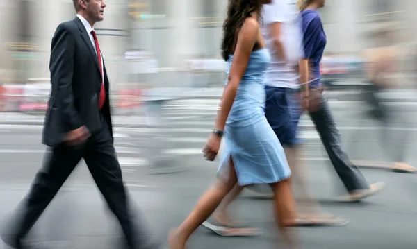 Движение размыло идущих по улице бизнесменов — стоковое фото