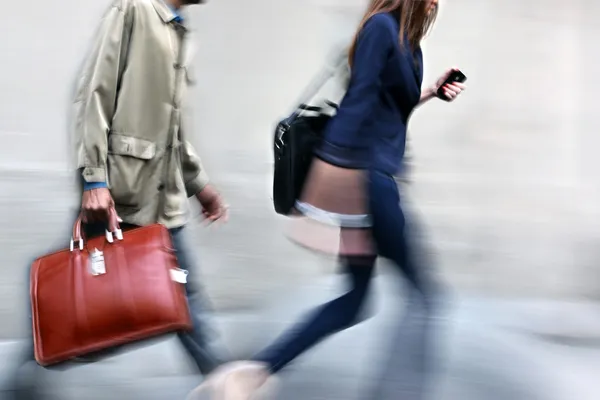 Movimento turvo pessoas de negócios andando na rua — Fotografia de Stock