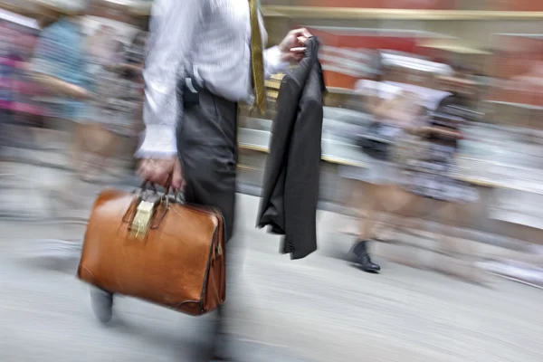 Motion floue les gens d'affaires marchant dans la rue — Photo