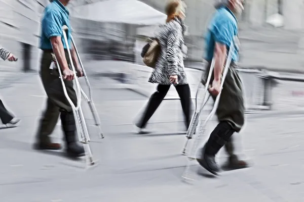Инвалиды на городской улице — стоковое фото