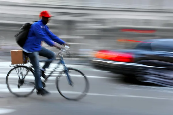 Envío con bicicleta en la ciudad — Foto de Stock