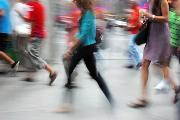 Pessoas que fazem compras na cidade — Fotografia de Stock