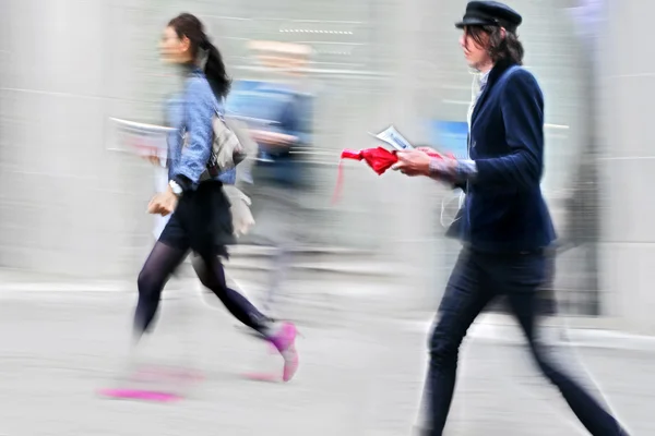 Bewegung verschwommen Geschäftsleute auf der Straße — Stockfoto