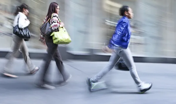 Pessoas que fazem compras na cidade — Fotografia de Stock