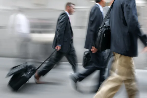 Movimento sfocato uomini d'affari che camminano per strada — Foto Stock