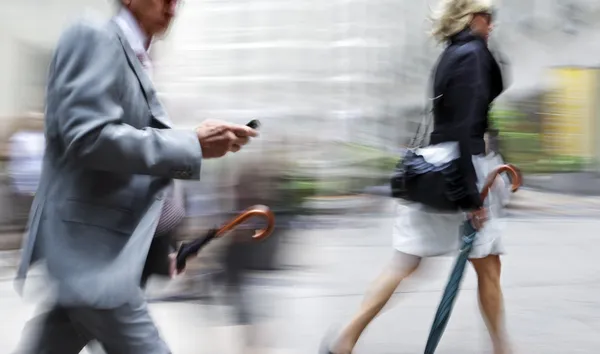 Movimiento borrosa gente de negocios caminando por la calle —  Fotos de Stock