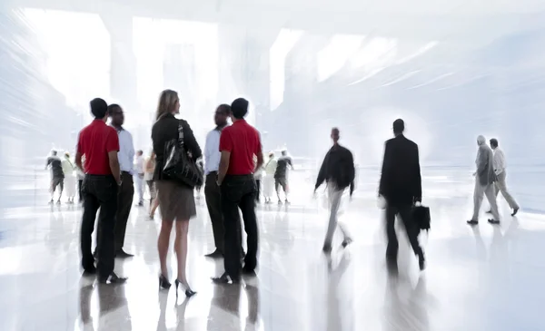 Groupe de personnes dans le lobby centre d'affaires — Photo