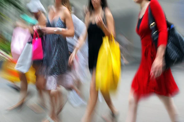 Pessoas que fazem compras na cidade — Fotografia de Stock