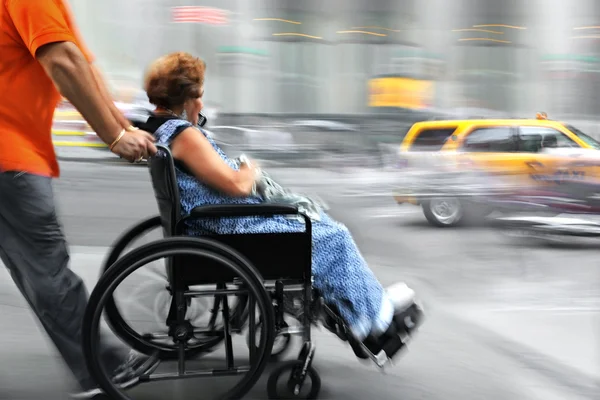 Discapacitados en una calle de la ciudad —  Fotos de Stock