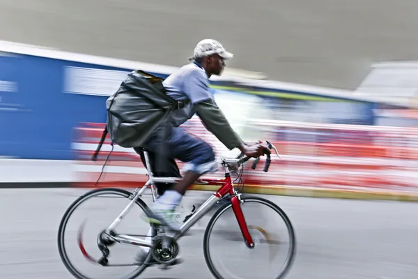 Spedizione con bicicletta in città — Foto Stock