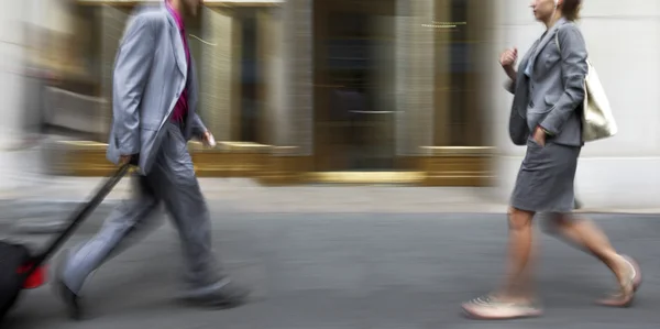 Beweging wazig mensen uit het bedrijfsleven lopen op de straat — Stockfoto