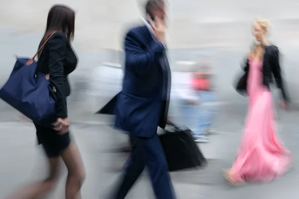 Beweging wazig mensen uit het bedrijfsleven lopen op de straat — Stockfoto