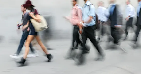 Movimento sfocato uomini d'affari che camminano per strada — Foto Stock