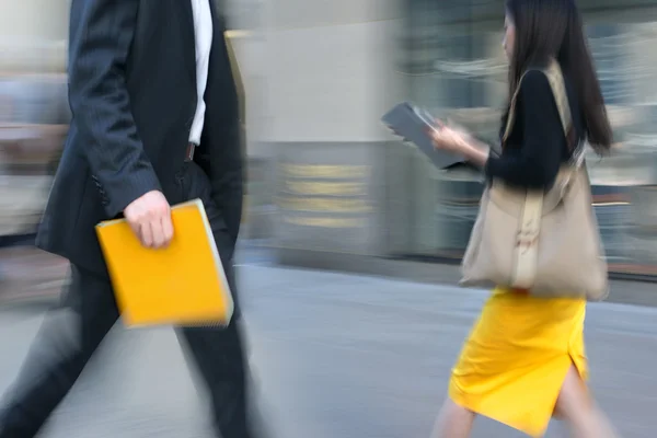 Rörelse oskarpa affärsmän gå på gatan — Stockfoto