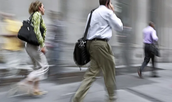 Movimiento borrosa gente de negocios caminando por la calle — Foto de Stock