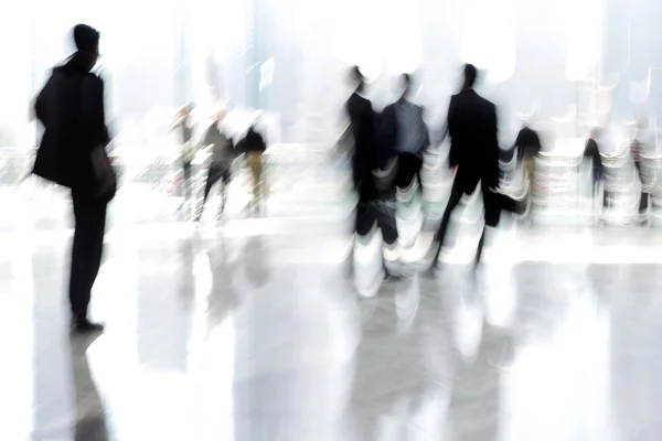 Grupo de personas en el centro de negocios vestíbulo — Foto de Stock