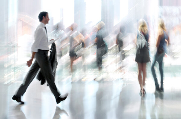 группа людей в бизнес-центре лобби
