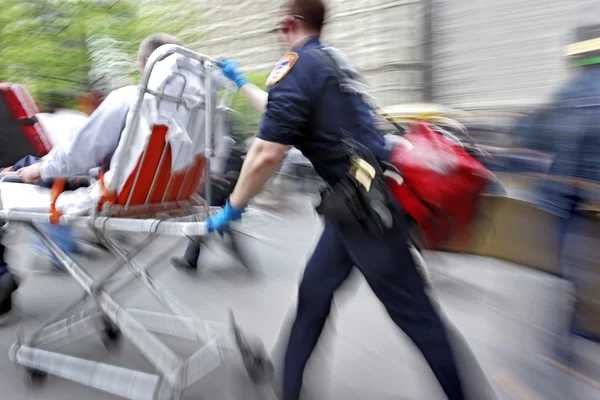 Lastbilar och brandmän brandkåren i staden — Stockfoto