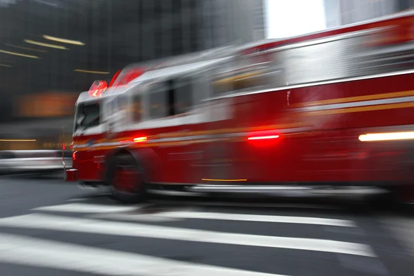 Camions de pompiers et pompiers brigade dans la ville — Photo