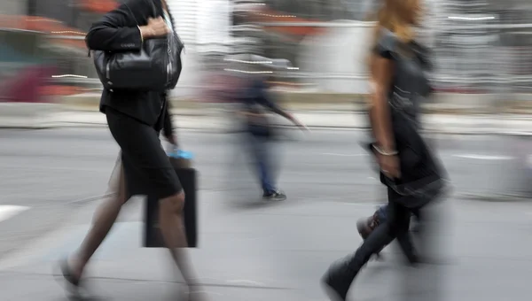 Movimiento borrosa gente de negocios caminando por la calle —  Fotos de Stock