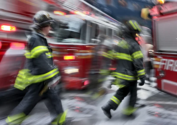 Пожежних машин і пожежників у місті — стокове фото
