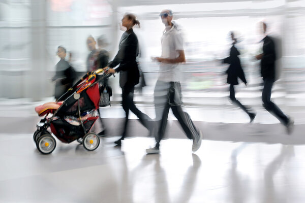 группа людей в бизнес-центре лобби
