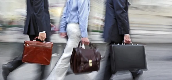 Movimento sfocato uomini d'affari che camminano per strada — Foto Stock