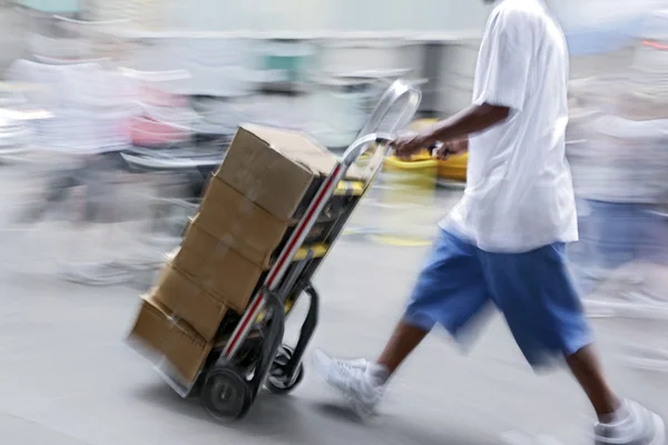 Consegna sul carrello a mano — Foto Stock