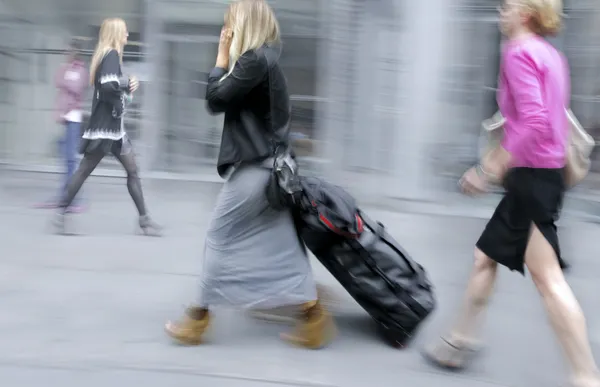 Beweging wazig mensen uit het bedrijfsleven lopen op de straat — Stockfoto