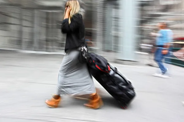 Движение размыло идущих по улице бизнесменов — стоковое фото