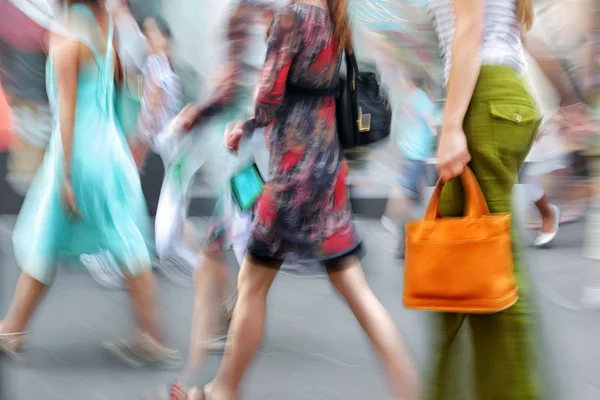 Gente de compras en la ciudad —  Fotos de Stock
