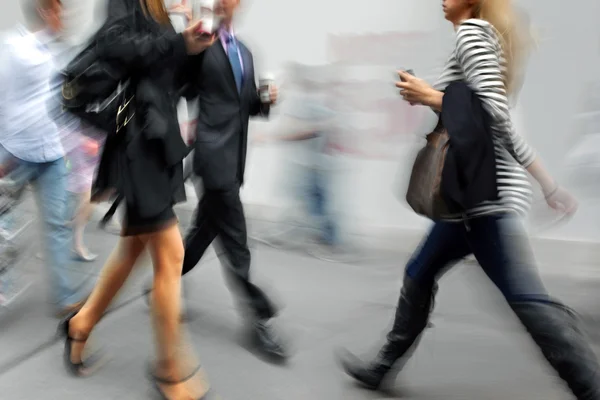 Movimento turvo pessoas de negócios andando na rua — Fotografia de Stock