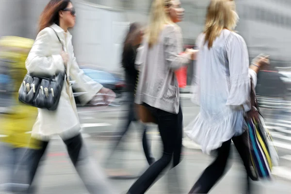 Menschen kaufen in der Stadt ein — Stockfoto