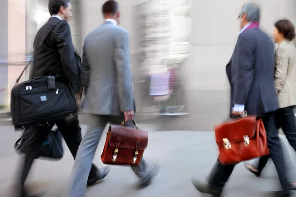 Movimiento borrosa gente de negocios caminando por la calle — Foto de Stock