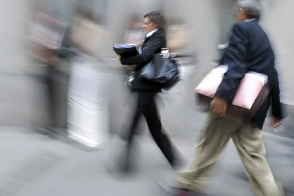 Movimento turvo pessoas de negócios andando na rua — Fotografia de Stock