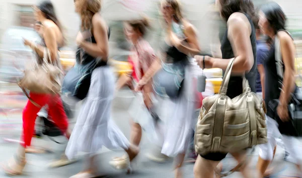 Persone che fanno shopping in città — Foto Stock