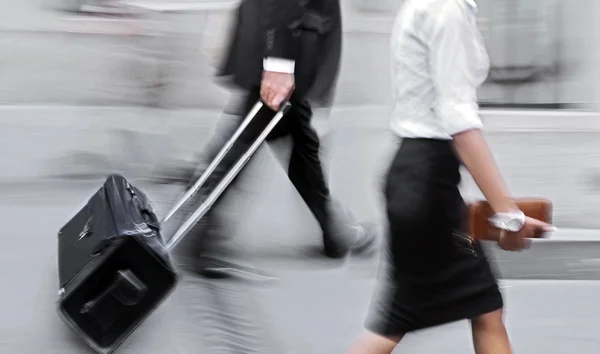 Motion floue les gens d'affaires marchant dans la rue — Photo