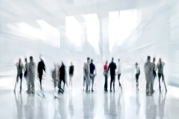 Grupo de pessoas no lobby business center — Fotografia de Stock