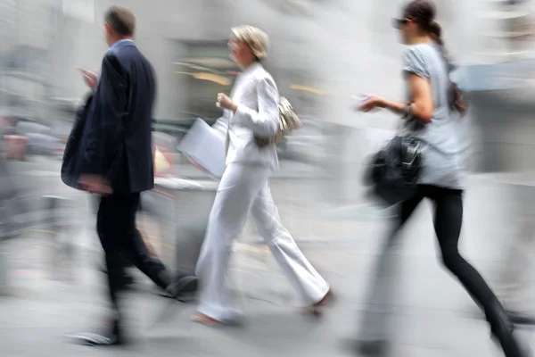 Movimento turvo pessoas de negócios andando na rua — Fotografia de Stock