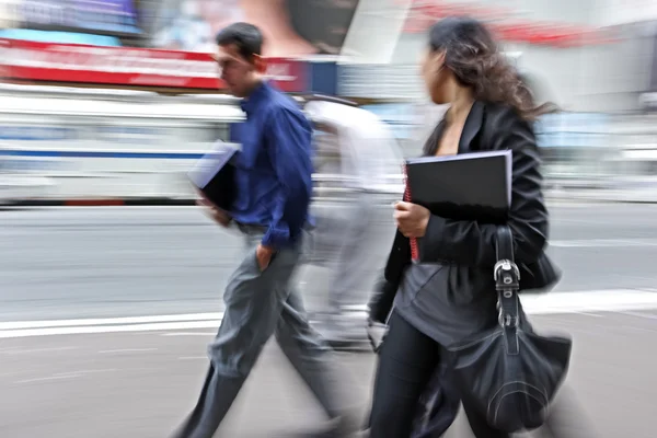 Movimento turvo pessoas de negócios andando na rua — Fotografia de Stock