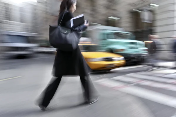 Movimento turvo pessoas de negócios andando na rua — Fotografia de Stock