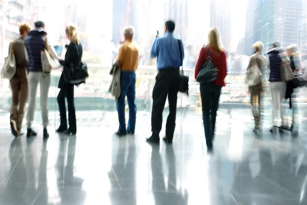 Grupp människor i lobbyn businesscenter — Stockfoto