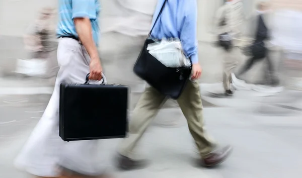 Movimiento borrosa gente de negocios caminando por la calle —  Fotos de Stock