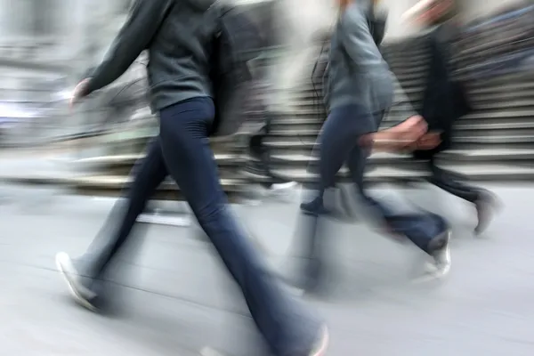 Hareketli iş insanlar sokakta yürürken bulanık — Stok fotoğraf