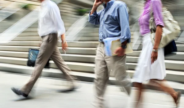 Movimiento borrosa gente de negocios caminando por la calle — Foto de Stock