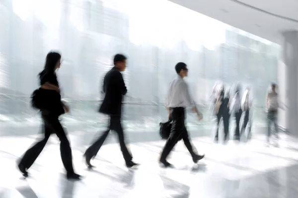 Grupo de pessoas no lobby business center — Fotografia de Stock