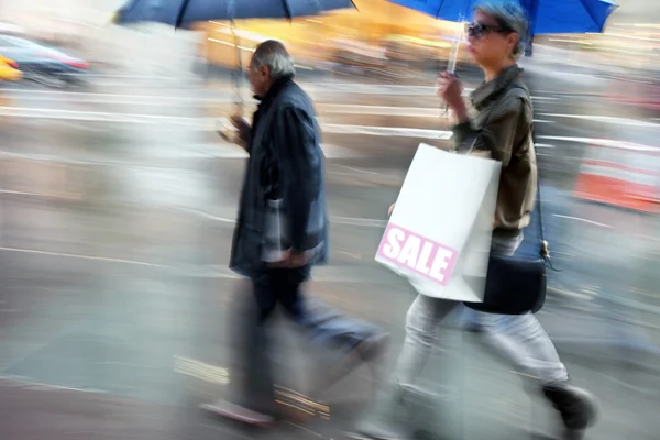 İnsanlar şehirde alışveriş yapıyor. — Stok fotoğraf