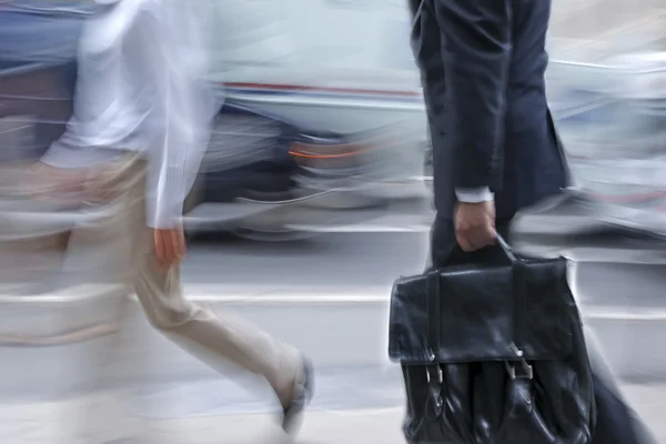 Movimento turvo pessoas de negócios andando na rua — Fotografia de Stock